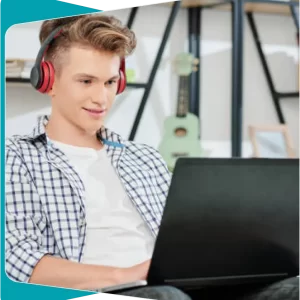 Joven participando en un curso online de emprendimiento y educación financiera para adolescentes