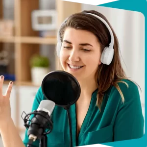 Formadora sonriendo mientras realiza una sesión online con micrófono y auriculares.